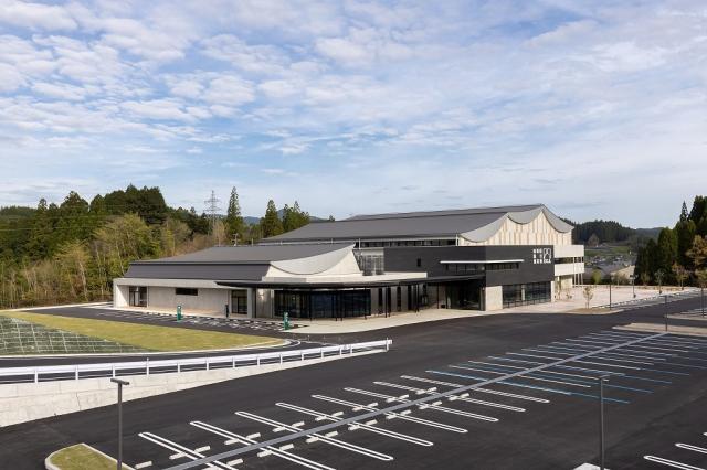 写真:山都町運動公園 　山都町総合体育館パスレル 　芝生広場 