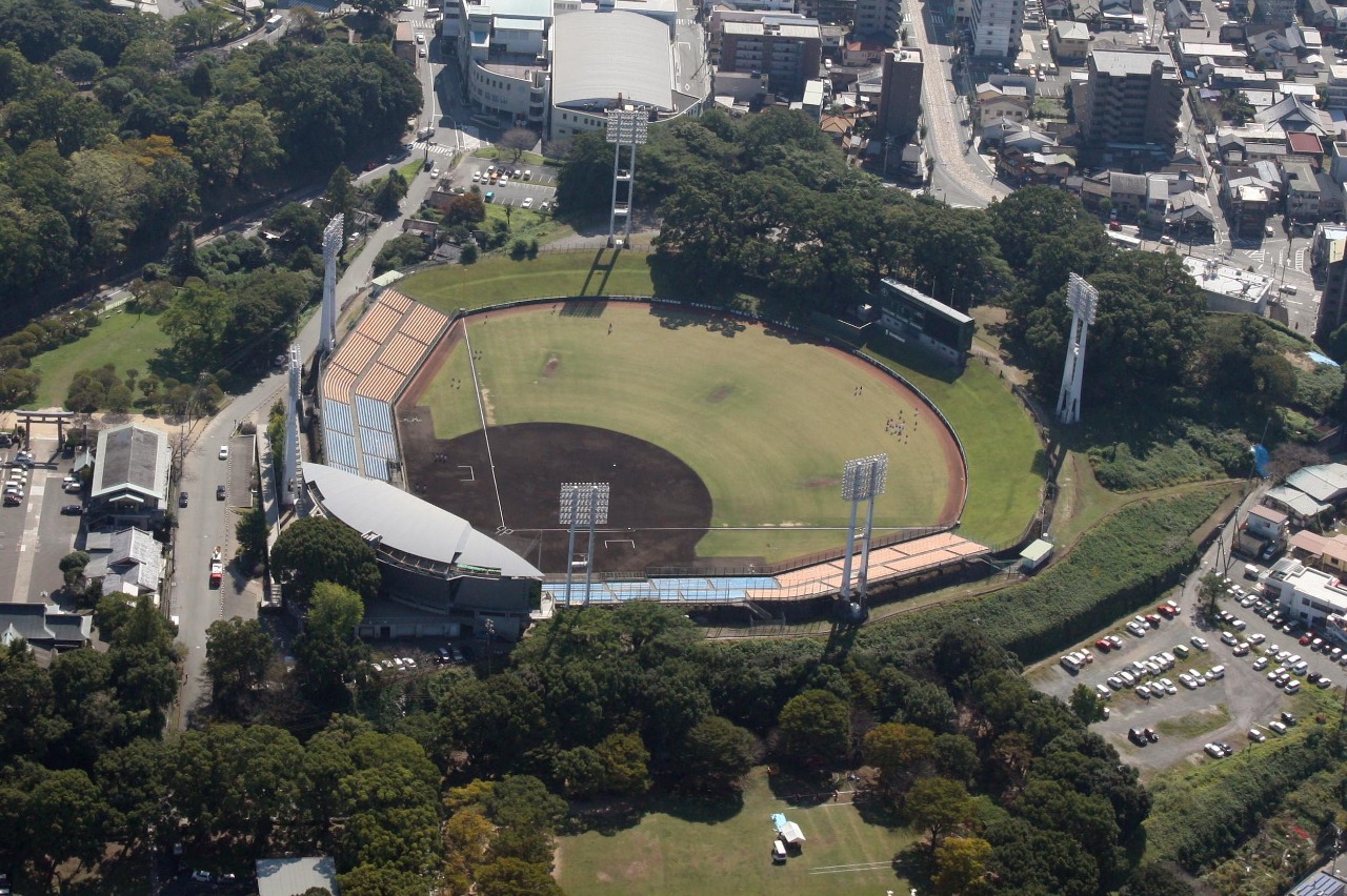 藤崎台県営野球場（リブワーク藤崎台球場）の外観の写真